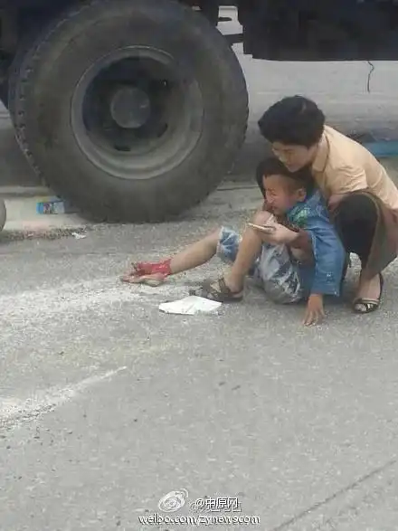 网曝南阳6人伤亡惨烈交通事故头颅被碾碎图