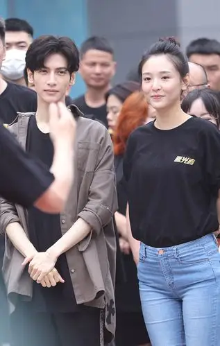 罗云熙吴倩合体参加新剧开机仪式 四年后再次出演情侣_凤凰网娱乐