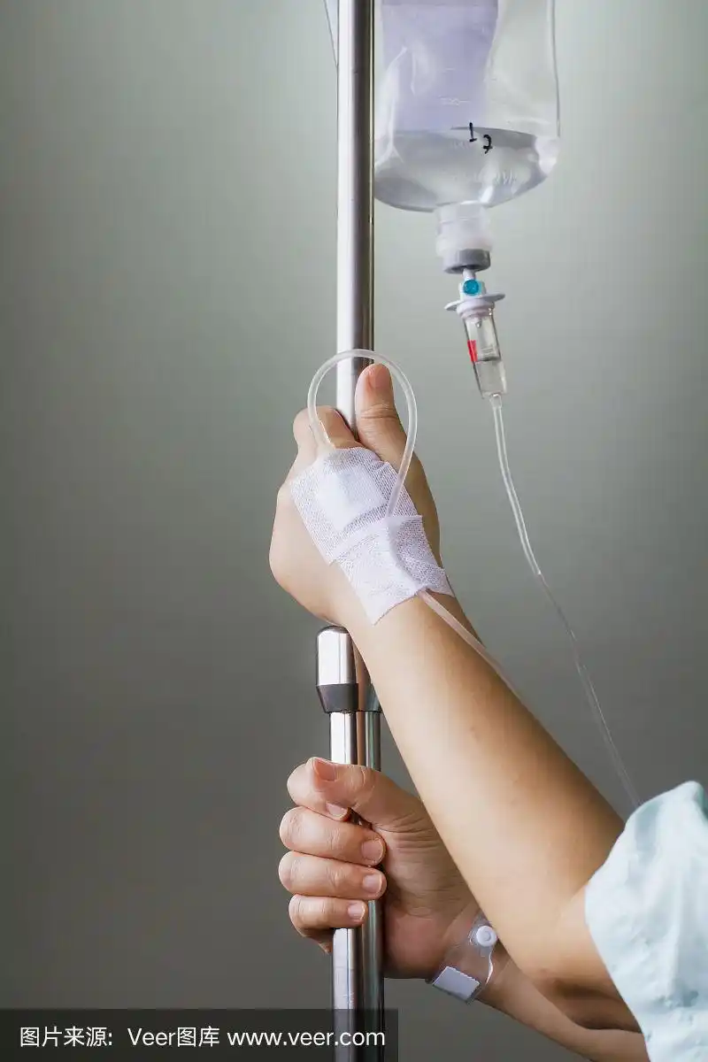 住院接受生理盐水静脉注射的女病人