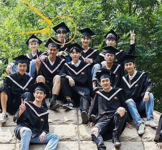 王俊凯回学校拍毕业照,稳居c位太耀眼,关晓彤素颜拍摄成赢家_样子