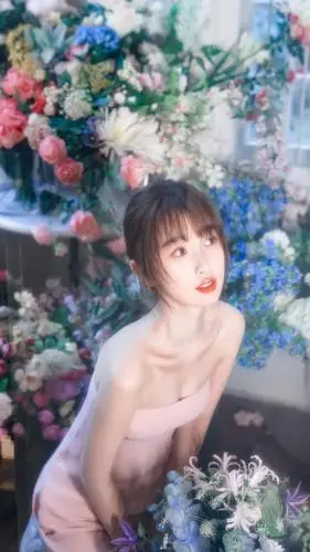 虞书欣粉色抹胸连体裤甜美诱人写真