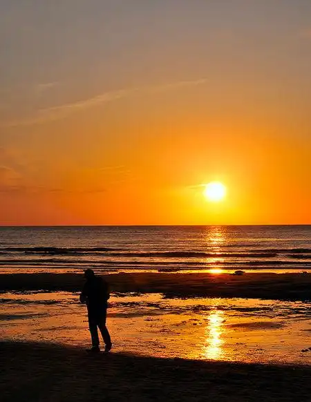求一张图片,黄昏的背景,然后有人,人只是一个黑影的那种,谁有给我一张