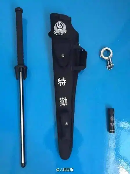 拉风南宁警方配大宝剑巡逻