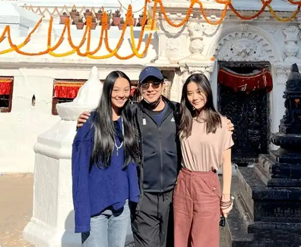 李连杰一家四口游玩,女儿一个比一个漂亮,老婆利智出镜没露脸!