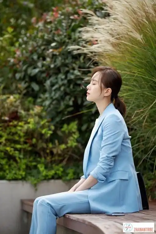 刘诗诗是越来越气质了梳苹果头搭小皮衣亮相机场这天鹅颈亮了