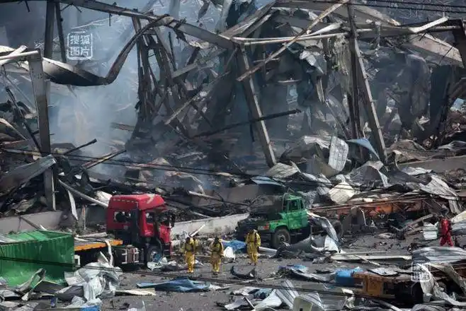 天津滨海爆炸:汽车坟场里的搜救者-新闻图片库-大视野-搜狐