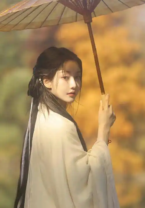 姜贞羽古风写真,撑伞执花,素雅纯净,意境朦胧唯美,氛围感满满_落叶