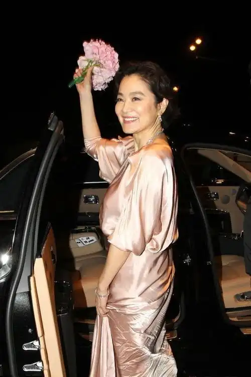 林青霞老的很真实穿大码礼服却能看到小肚子身材变得臃肿了