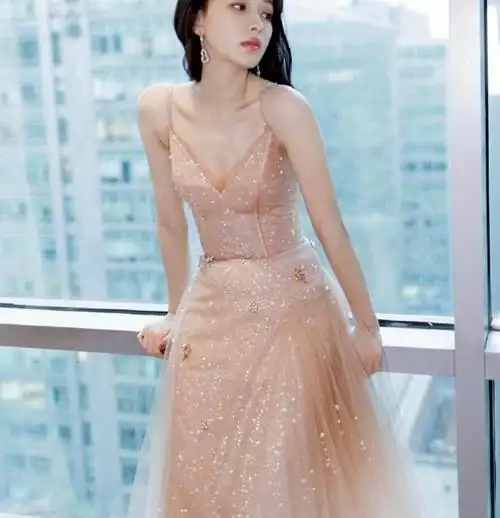 清纯俏丽,90后孙怡身穿粉纱长裙时尚美拍