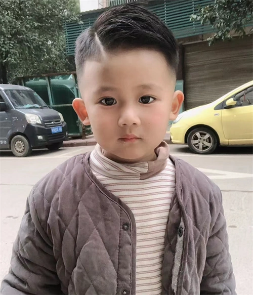 小男孩潮流发型 寸头or钢夹烫超酷的_儿童发型 - 美发站