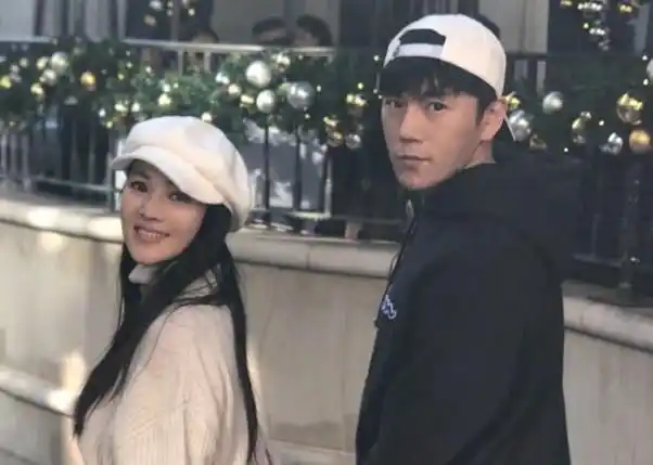 秦昊赴戛纳洋相百出,西服皱穿凉鞋还蹭红毯,伊能静陪前夫懒理会