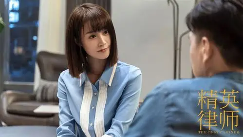 剧中,蓝盈莹饰演的戴曦一腔热血,充满正义感,并自带法条机属性,对各种