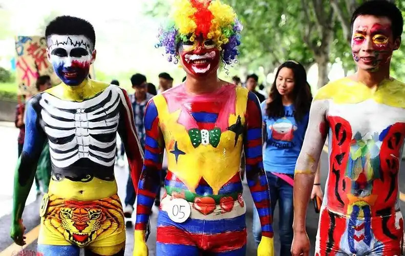 南京大学生人体彩绘艺术节 裸身创作异彩纷呈 - 青岛新闻网