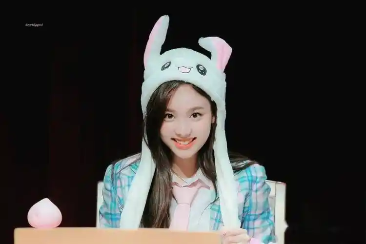 因为这位女团爱豆,而流行起来的会动耳朵兔子帽!_林娜琏_韩团_韩娱