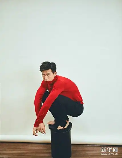 李现新年红衣写真光脚出镜不羁帅气潇洒随性