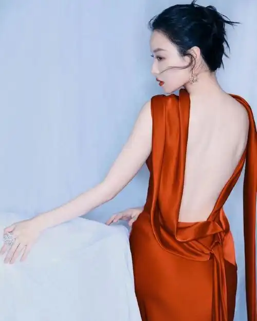 白皙皮肤与红裙搭配质感拉满^ - ^@倪妮v请停止散发你的魅力好吗!