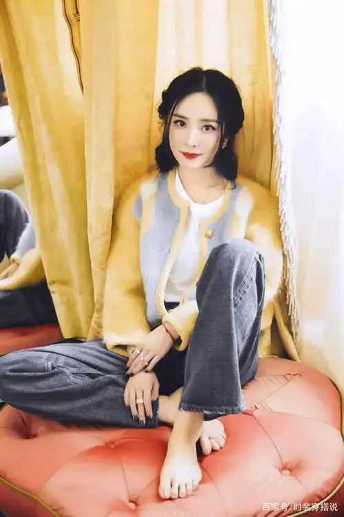 杨幂无论是在娱乐圈还是在衣品上,都能够掀起一场火热,不得不说,杨幂