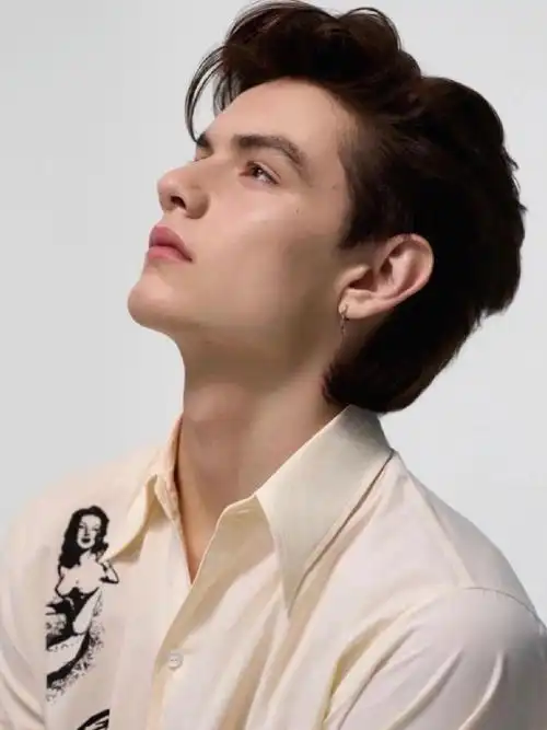 怕不是上帝亲吻过的脸庞吧