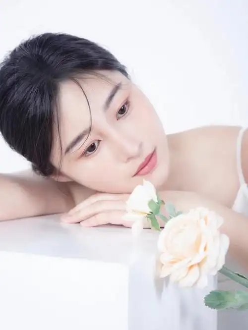 和鲜花是这组照片的灵魂,整体有了亮点于点缀～#夏日写真 #个人写真