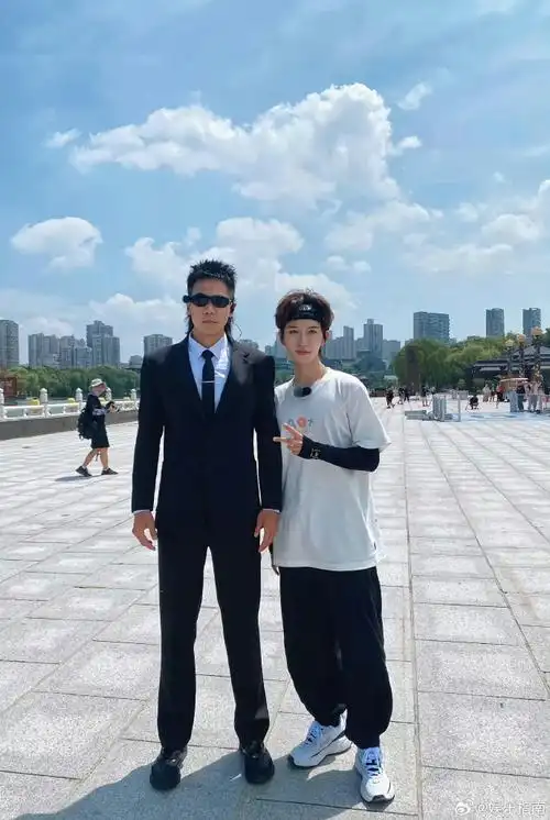 宋亚轩贺峻霖和猎人合照