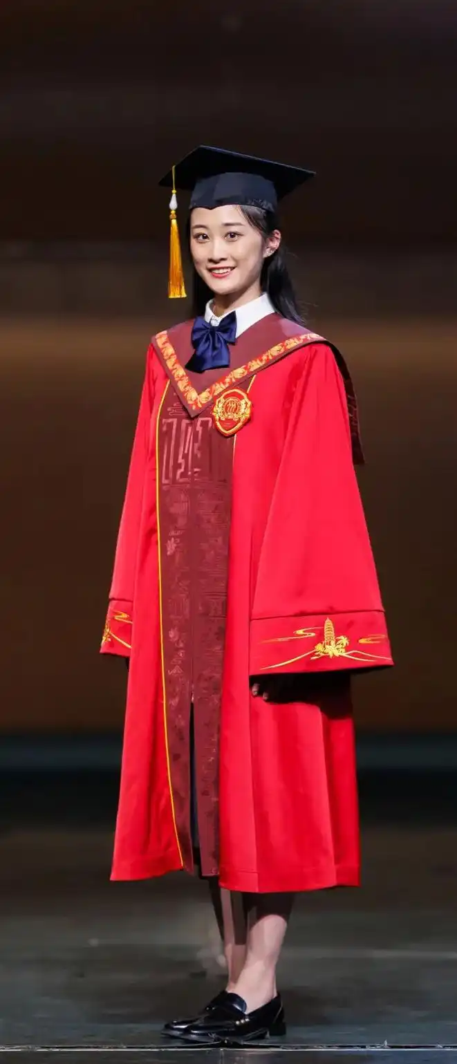 博士海量资讯,精准解读,尽在新浪财经app文章关键词:学位服毕业季中国