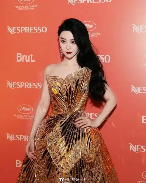 范冰冰戛纳#第76届戛纳电影节,今日范冰冰新造型,第一套金色镜面礼服