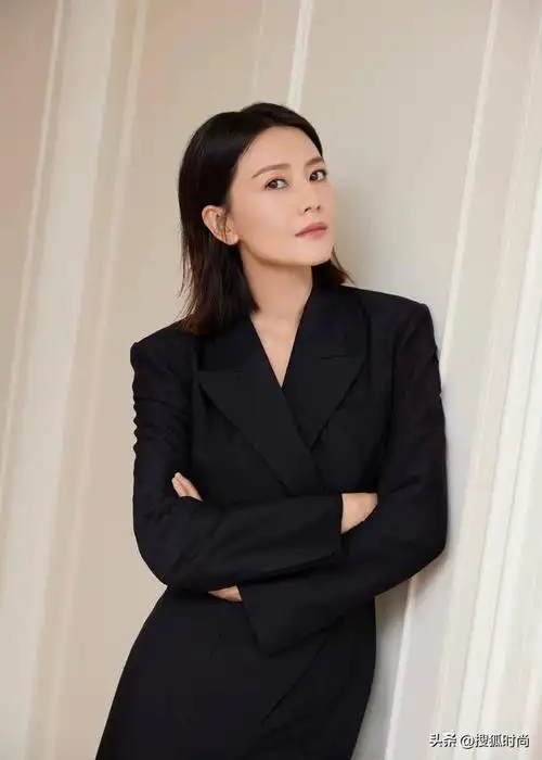 高圆圆深v黑色惊艳礼服(女明星的西装杀)(16)