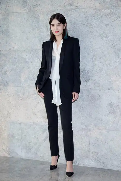西服套装:saint laurent / 高跟鞋:jimmy choo厦门站除了睡衣风,宋佳