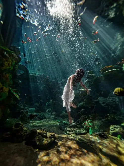 美人鱼在珊瑚洞里怎么保持水下优雅