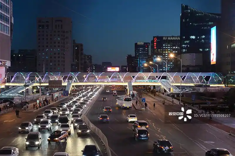 2018年12月6日,北京,中关村大街北侧双螺旋造型过街天桥夜景灯光璀璨.