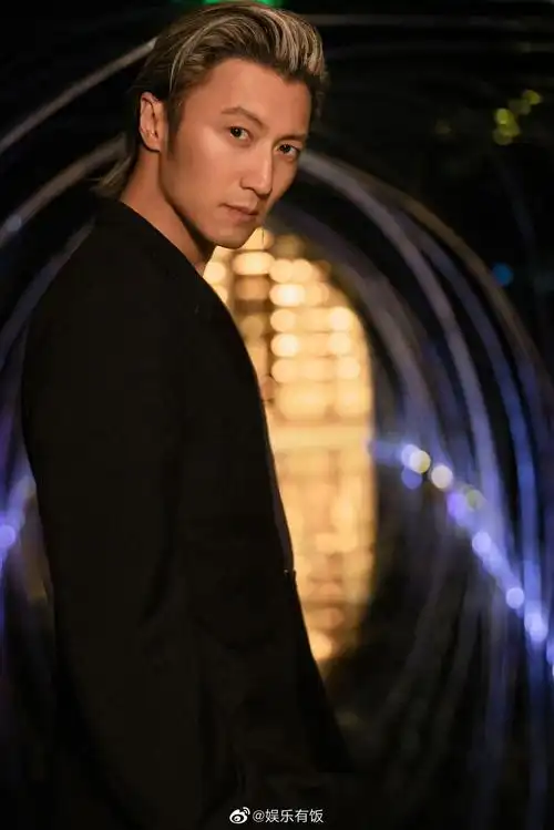 谢霆锋@锋味 发布了一组最新照片 以前磕磕颜……__财经头条