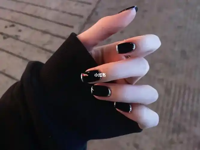 太单调了可以像我这种来点亮片勾勒#美甲#短甲美甲  #黑色美甲  #春