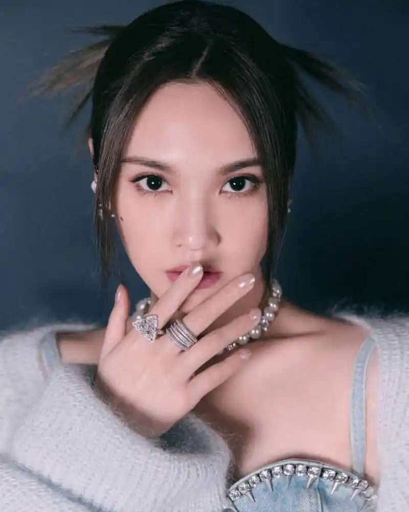 杨丞琳爱心吊带写真,好身材藏不住了!