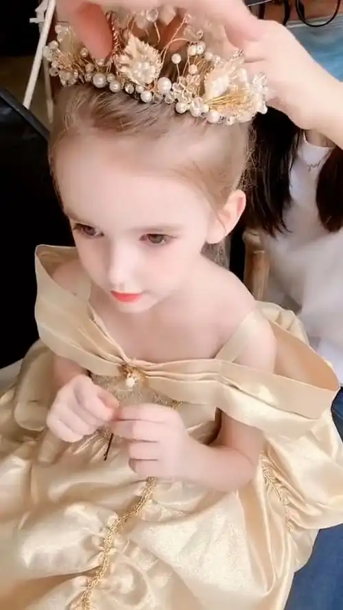 中美混血女孩,颜值堪比迪丽热巴,你觉得谁更美丽?