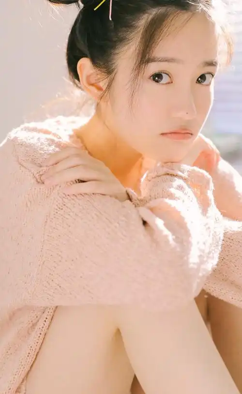 粉嫩萝莉天然清纯养眼脱俗俏皮丸子头少女写真图片_唯美图片