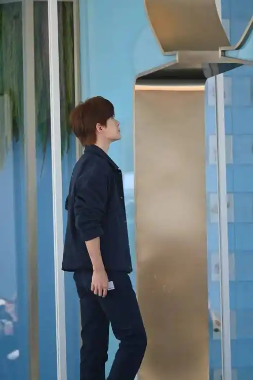 新鲜的阿玛尼代言人易烊千玺好精致