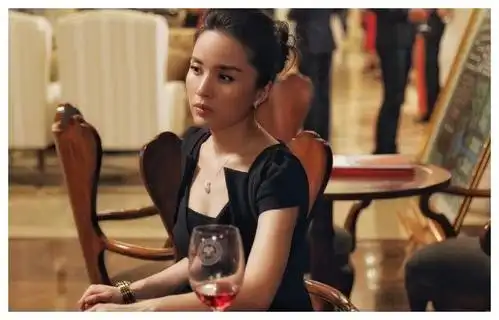 他们合作的电视剧名为《青春不言败》,开机时正好是靳东的生日,李佳还