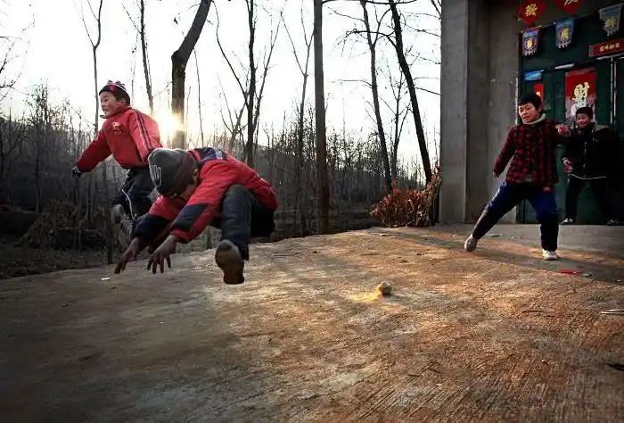 老照片那些风靡70年代的童年游戏你小时候玩过几样