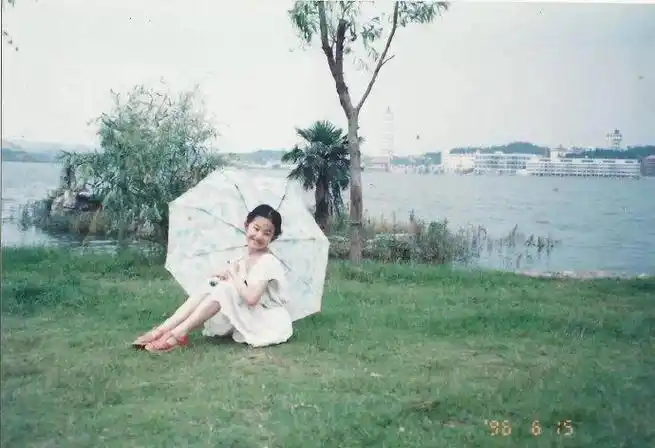 刘亦菲童年生活照,她小时候的生活条件比我现在还好