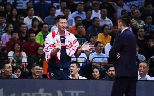 天神下凡?易建联力压沈梓捷上篮打进 吓得深圳二将目瞪口呆