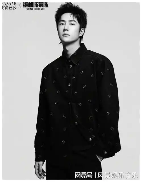 王一博身穿黑白衬衫,单手插兜,头微仰,超模感十足.