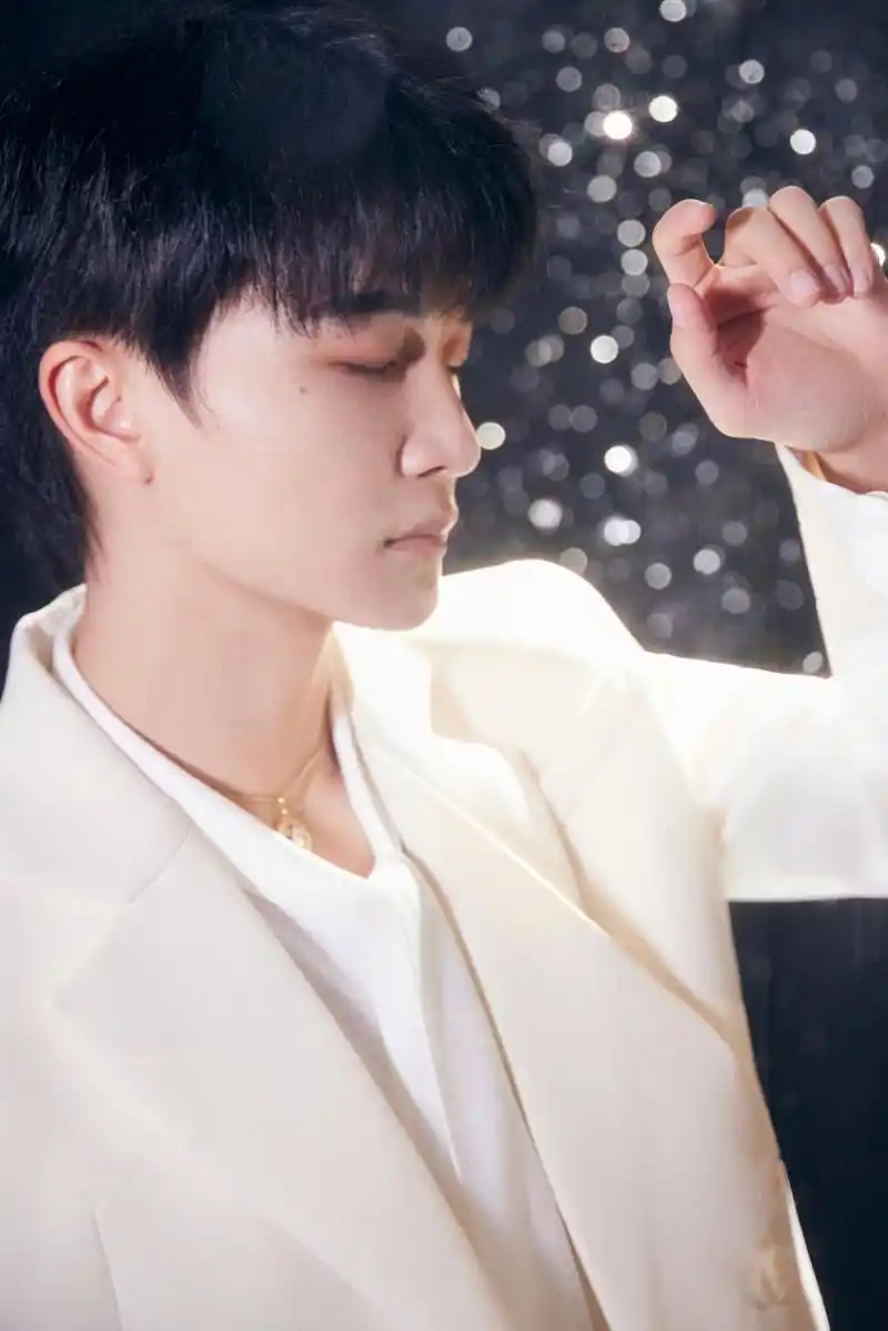 周深|个性魅力 璀璨灵动 周深佩戴buccellati作品亮相抖音美好奇妙夜