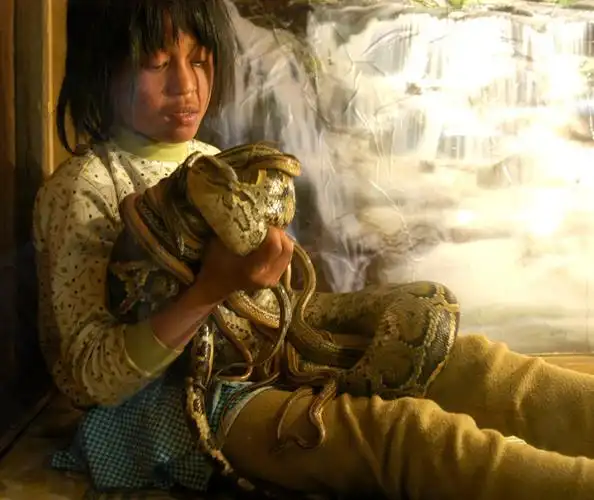 10:40 1楼 庙会拍的,为了生计,干啥的都有,小女孩竟敢摆弄蛇?