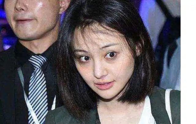 p了很多不雅的图,还p了遗照,造谣郑爽吸毒,并且开了几个黑话题甚至有