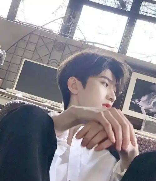 蔡徐坤的这些照片,才是真正的惊艳众人!_舞台_男孩_造型