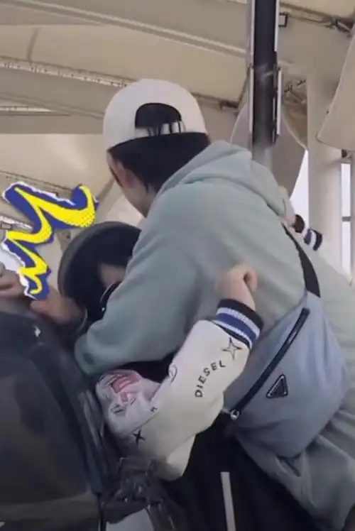 恰少收官金大川告别王俊凯时趁机壁咚他还捏他的脸好宠