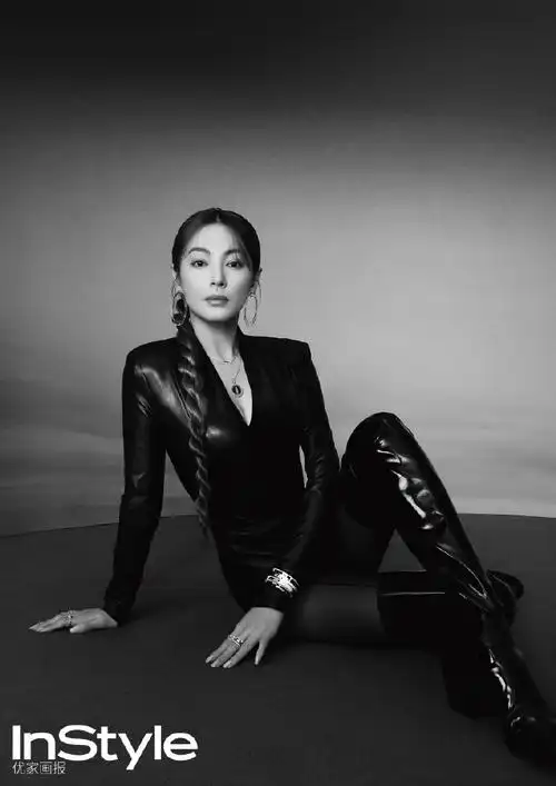 原来张雨绮也可以如此温柔,最新时尚大片惹眼,猫系装扮性感神秘