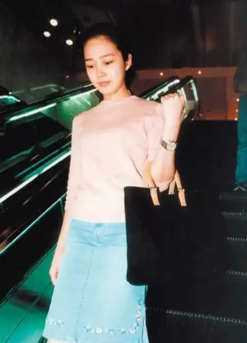 刘德华坠马一年后再当爸52岁朱丽倩被拍到小腹微隆孕味爆棚