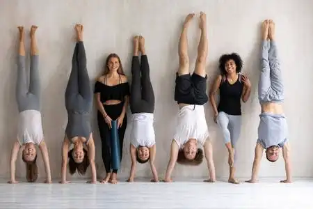 穿着运动服的多民族强壮的运动人士站在墙边摆姿势照片