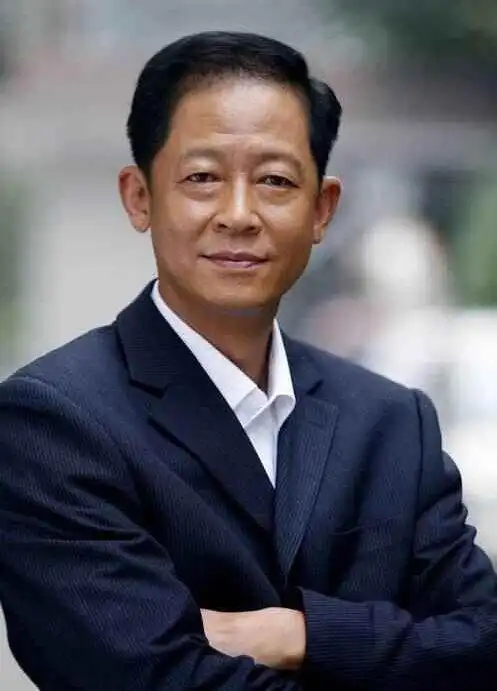 别看王志文如今人老肤黑,眼袋浮肿,中年大叔范满满,但是演技派男星